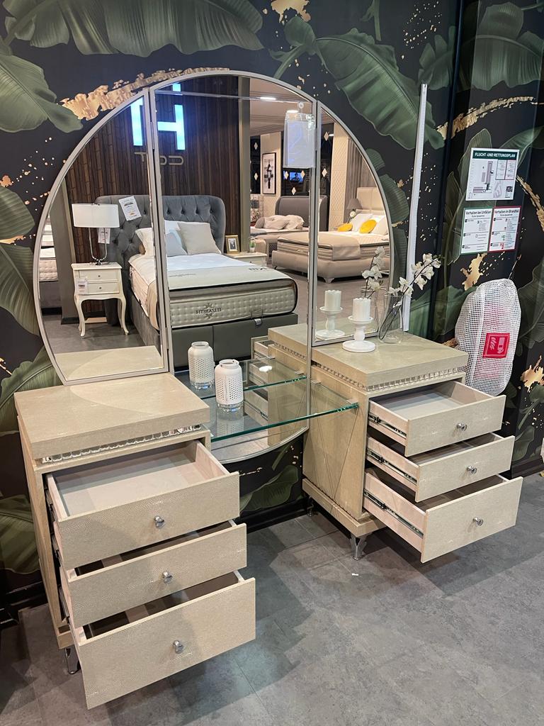 Frisierkommode mit Kunstlederbezug