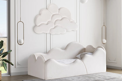 Kinderbett Noa (inkl. Wandpaneel) – Wolken-Design & Orthopädische Matratze