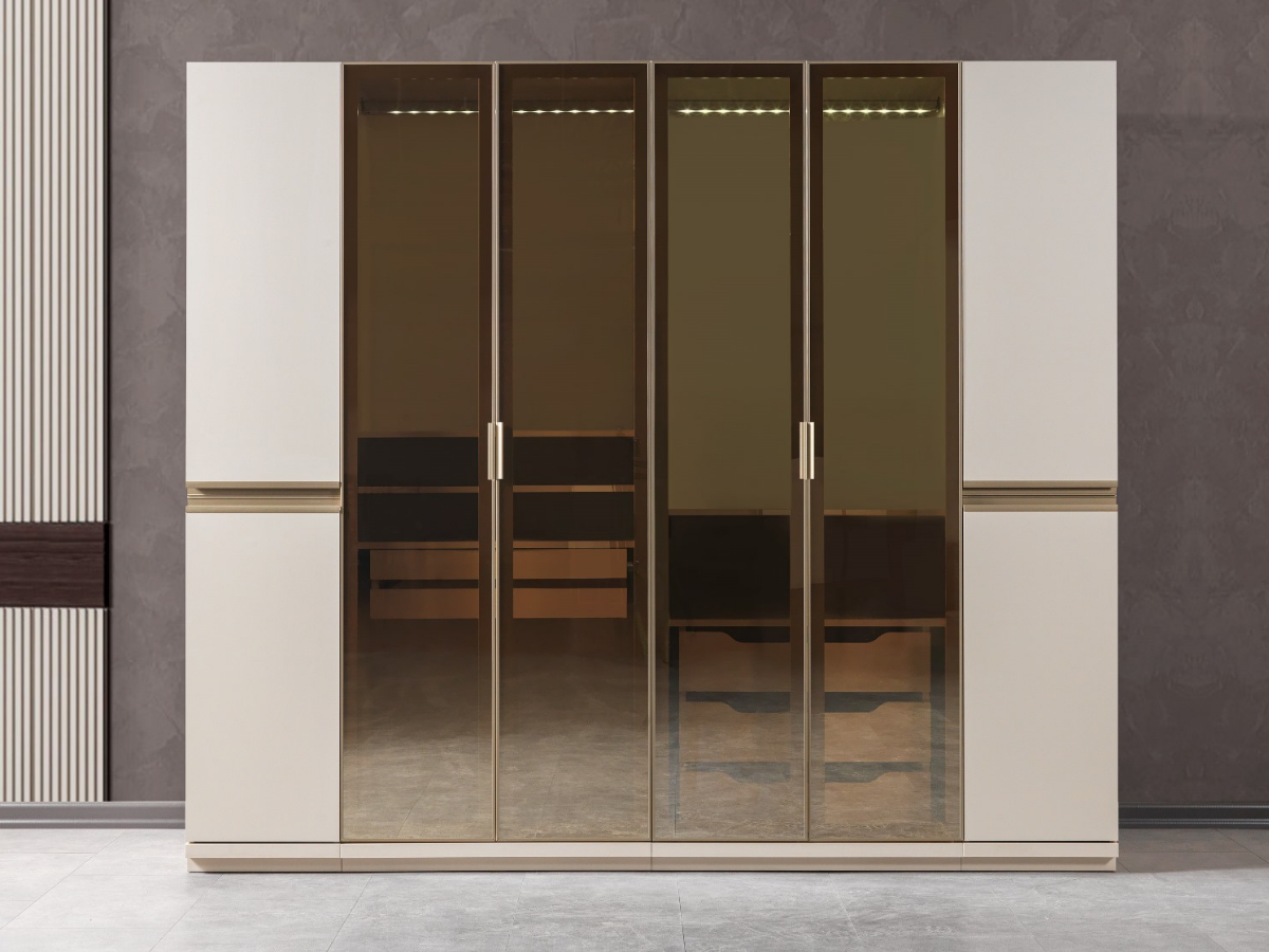 Eylül Kleiderschrank