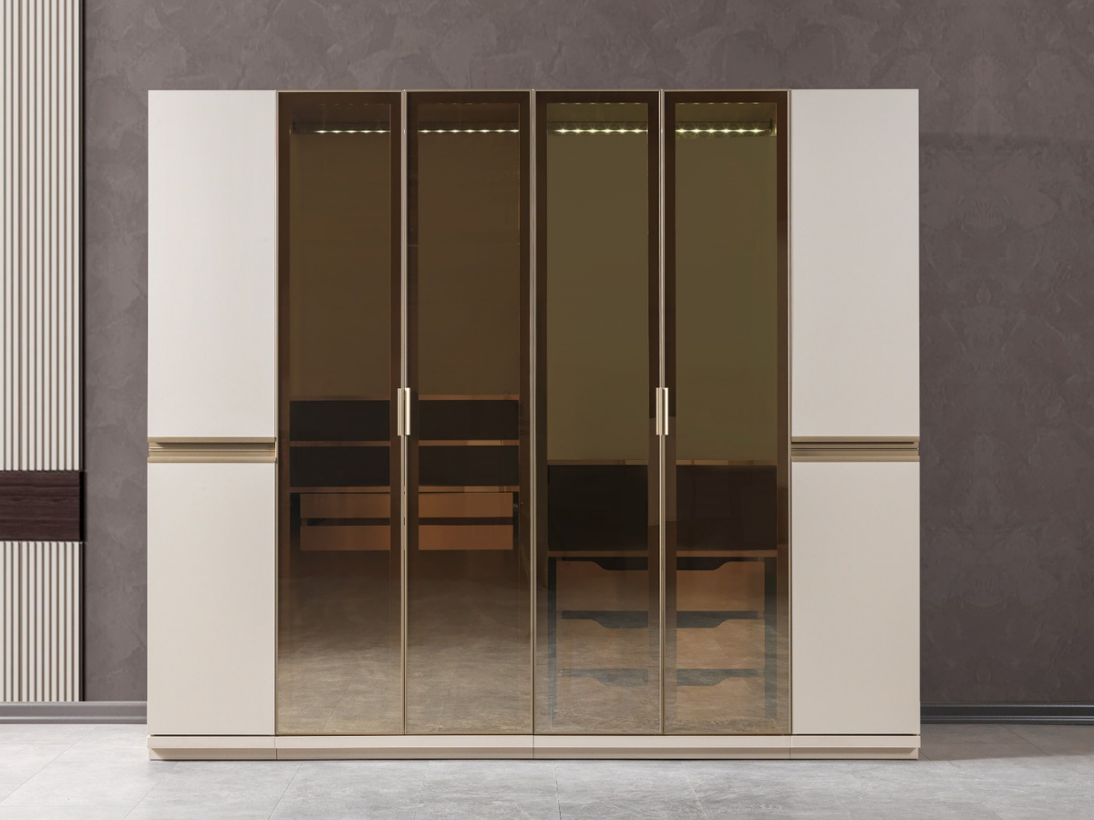 Eylül Kleiderschrank