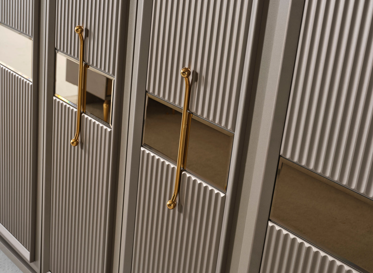 Lexus Grau Kleiderschrank