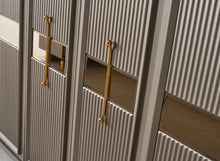 Lexus Grau Kleiderschrank