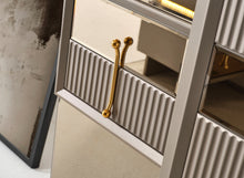 Lexus Grau Kleiderschrank