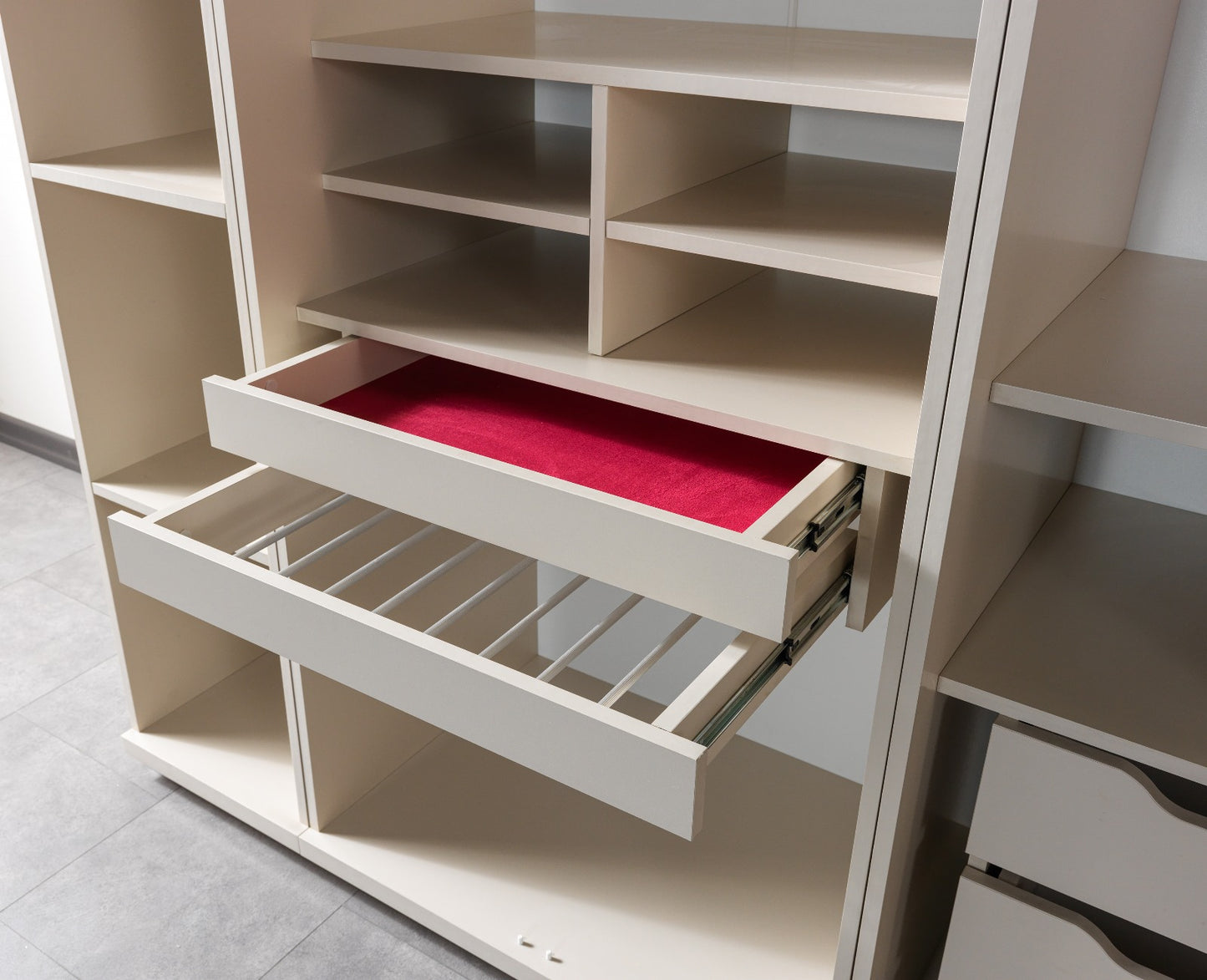 Eylül Kleiderschrank