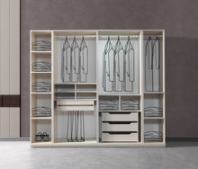 Eylül Kleiderschrank